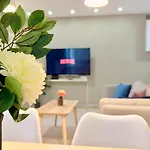 Апартаменти Splendid 2br With Breathtaking Views Of Casa Poporului